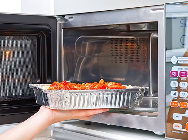 Posible bang gumamit ng foil sa isang microwave at kung ano ang mga tampok ng paggamit ng foil paper