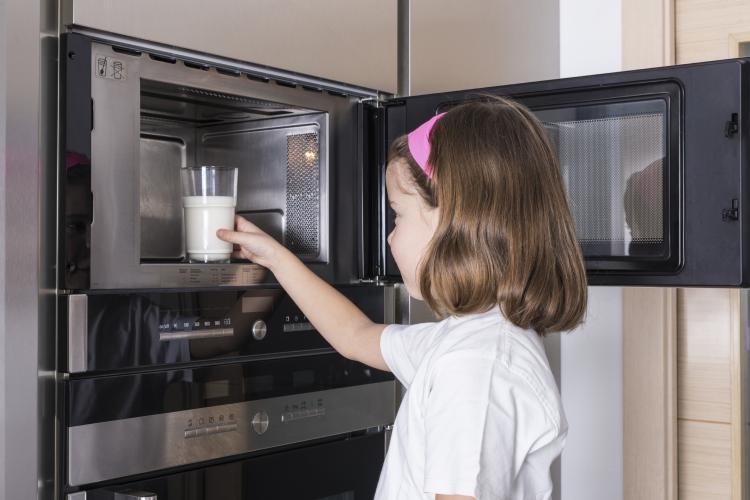 Mikrowelle auf dem Kühlschrank - kann ich es setzen?