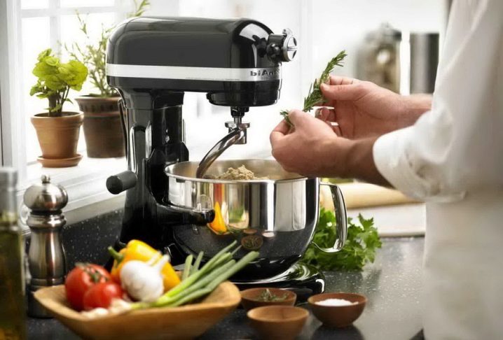 Food processor eller blender - hvilket er bedre at vælge? Forskelle, fordele og ulemper ved mejetærskeren og blenderen