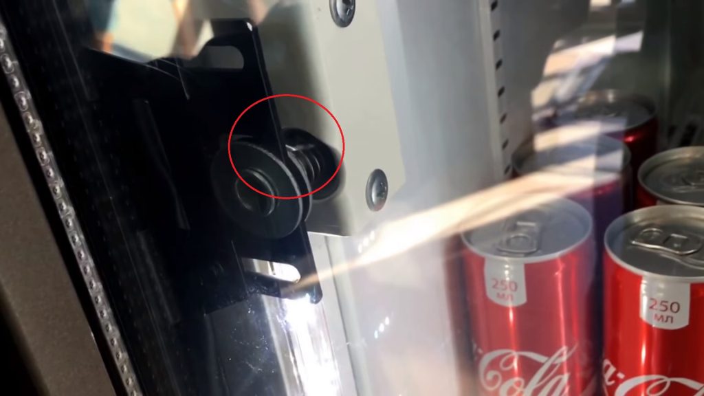 Com obrir un refrigerador Pepsi o Coca-Cola sense un control remot i un algorisme d’acció clau