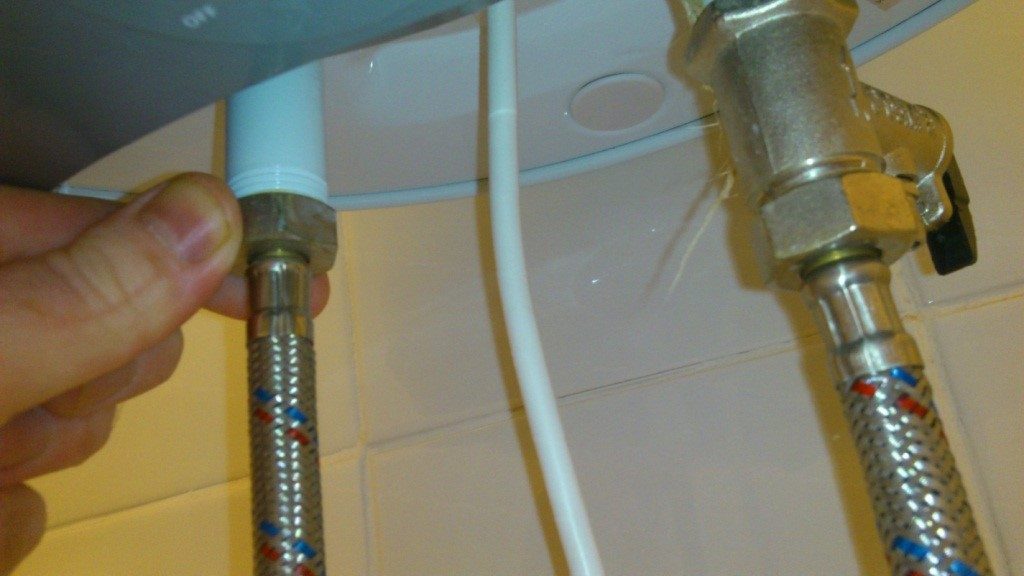 So installieren Sie einen Kessel ordnungsgemäß und schließen ihn an das Wasserversorgungs- und Stromnetz in einer Wohnung oder einem Haus an