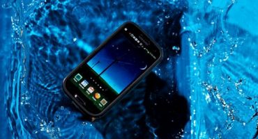 Was tun, wenn ein Smartphone ins Wasser fällt?