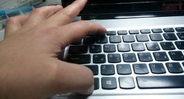 Satzzeichen auf einer Laptop-Tastatur eingeben