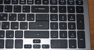 Eingabe eines Doppelpunkts auf einer Laptop-Tastatur