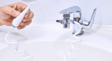 Wie benutzt man eine Munddusche am Wasserhahn?