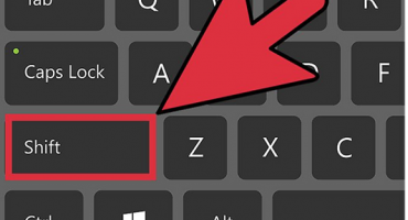 Setzen Sie ein Fragezeichen auf die Laptop-Tastatur