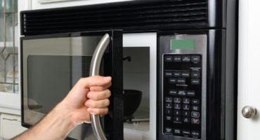 Ikonekta ang microwave sa ilalim ng isang cabinet ng pader o istante