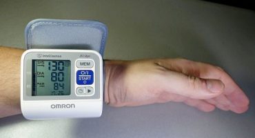 Was bedeuten die Zahlen und Symbole auf dem Tonometer?